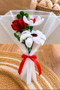 Bouquet de fleurs éternelles blanches et rouges