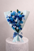 Bouquet de petites fleurs éternelles bleu et blanc