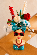 Pot de plusieurs fleurs éternelles rouge et bleu turquoise