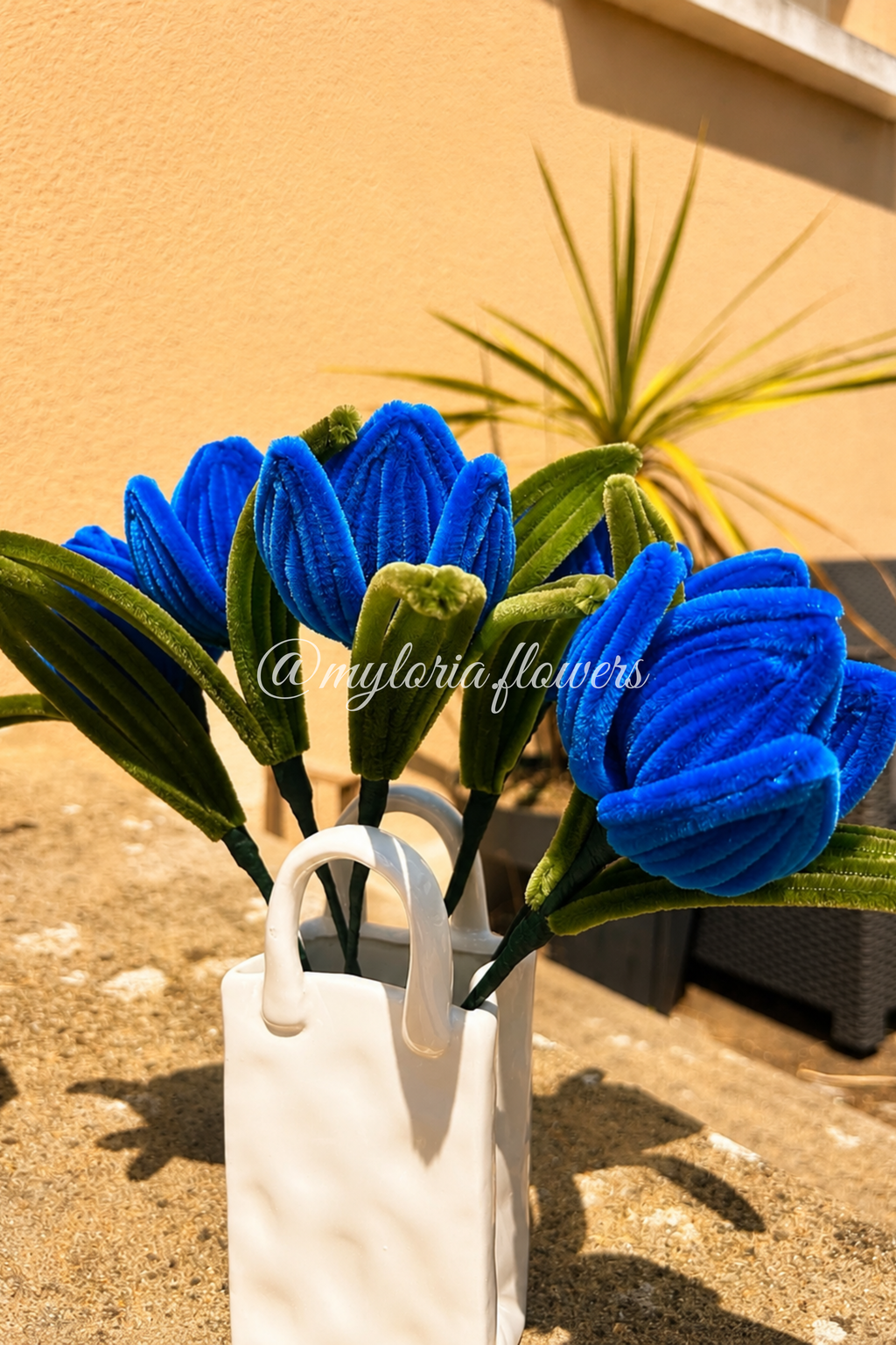 6 tulipes bleues avec vase sac blanc