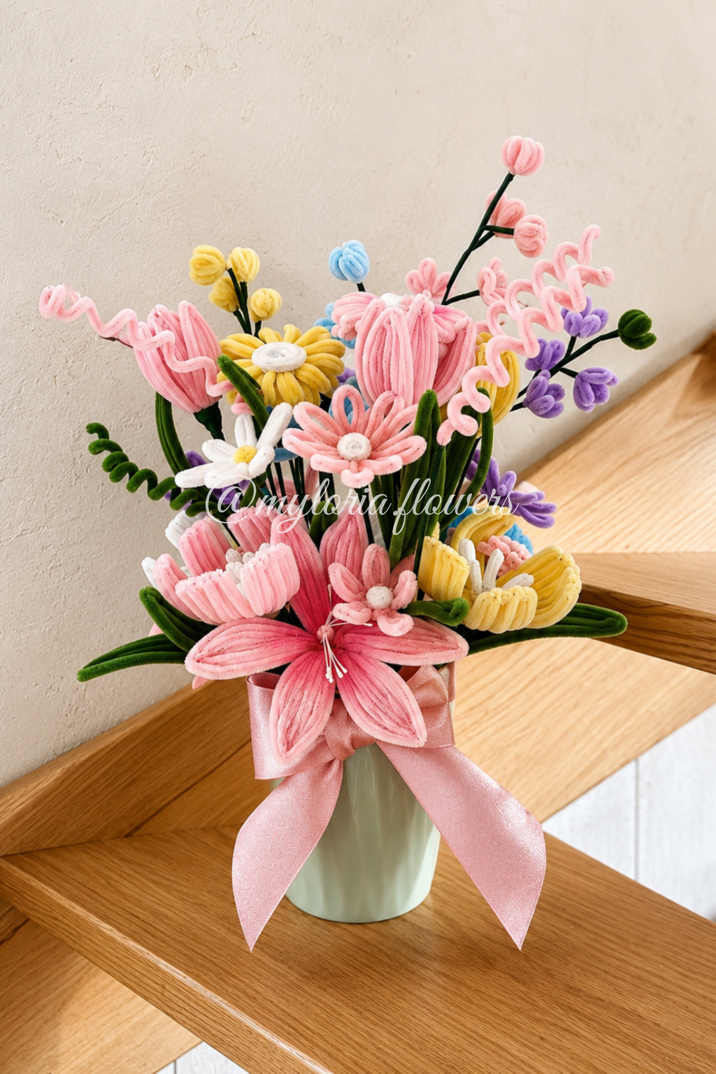 Bouquet de fleurs en chenille fait main avec vase vert