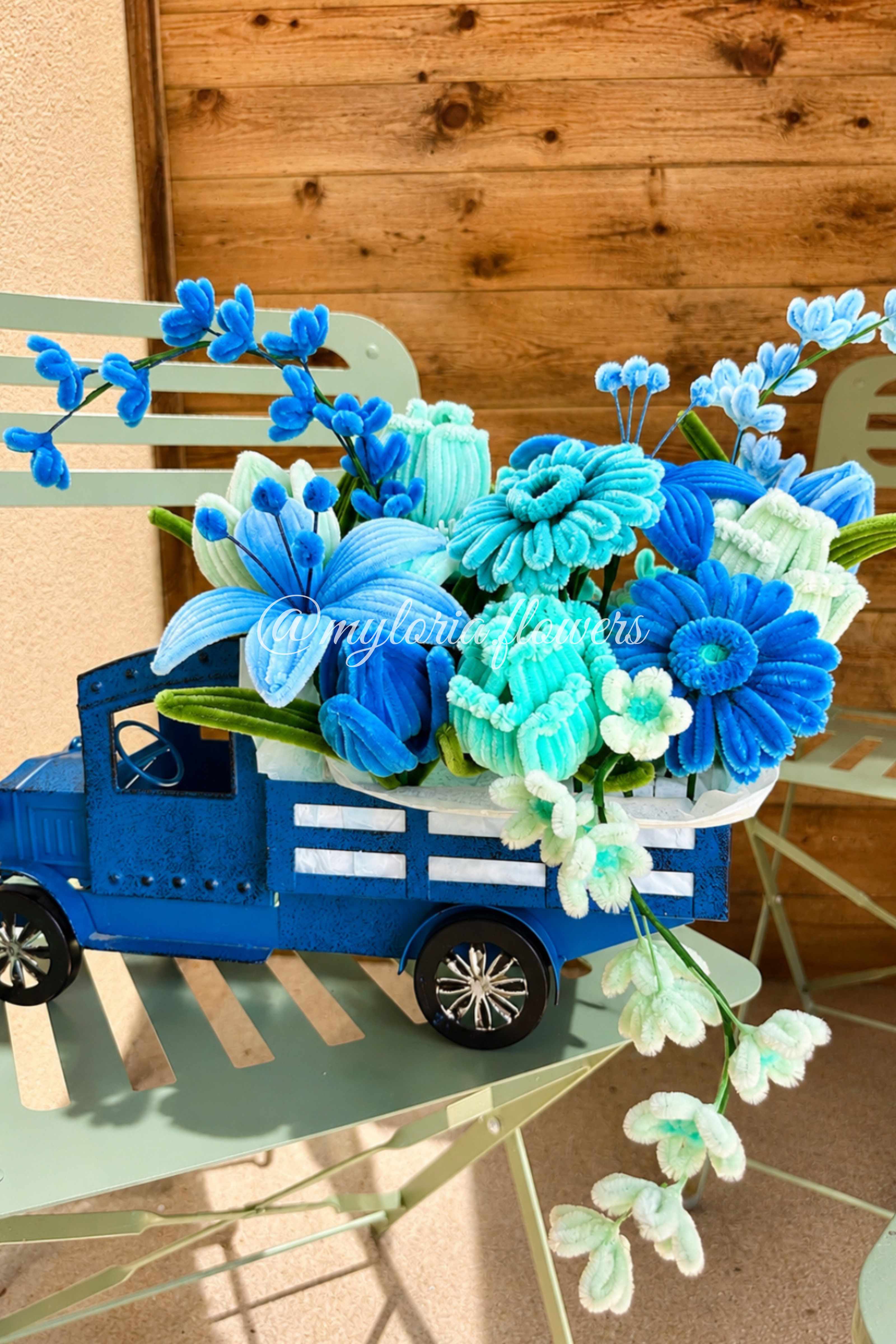 Camion vintage bleu - Composition florale en fleurs éternelles
