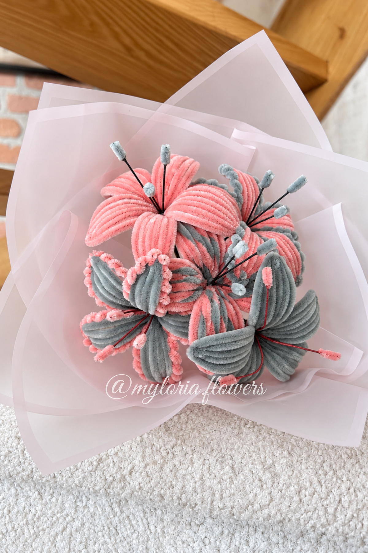 Bouquet de fleurs éternelles rose corail et gris