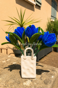 6 tulipes bleues avec vase sac blanc