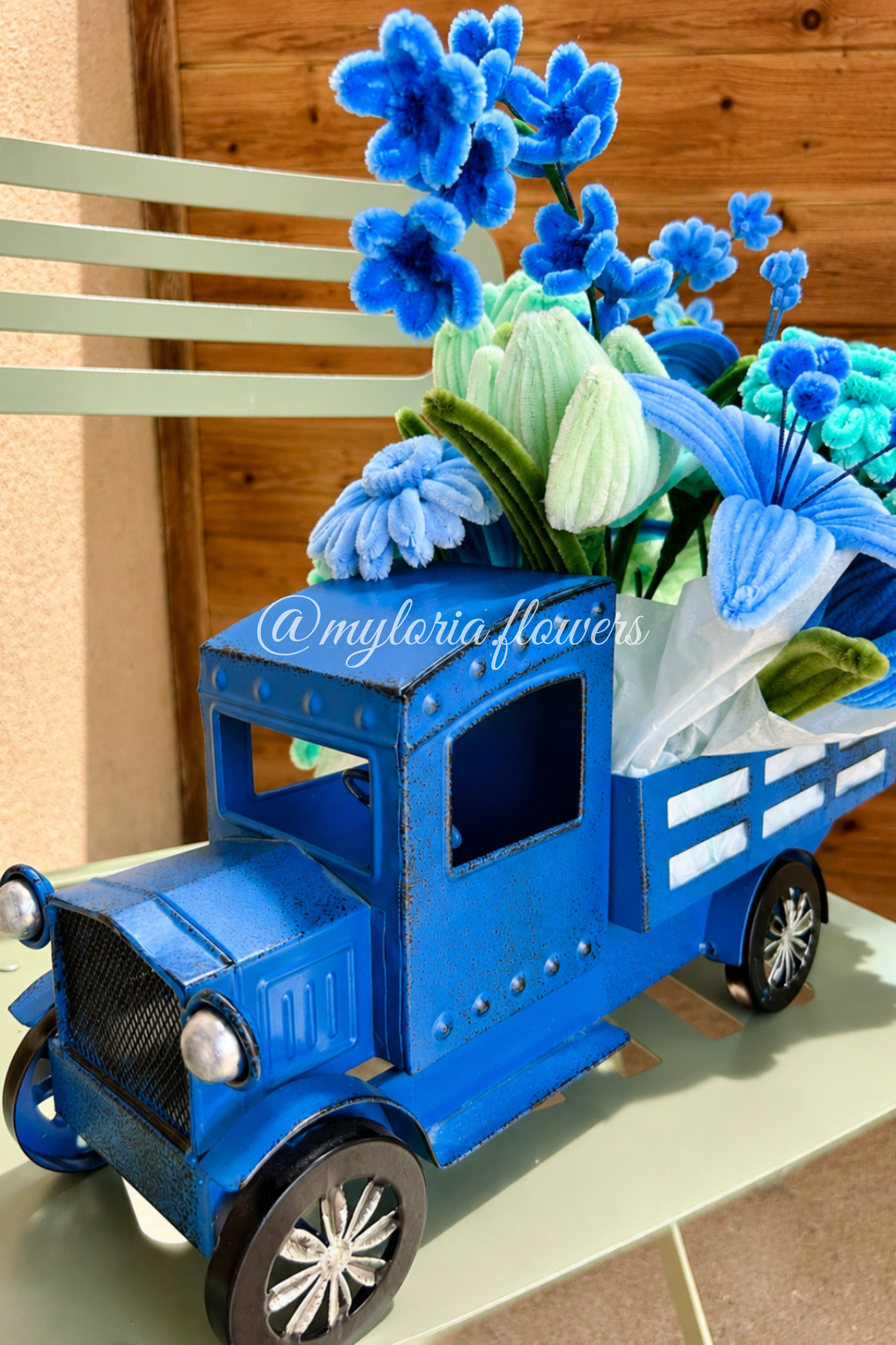Camion vintage bleu - Composition florale en fleurs éternelles