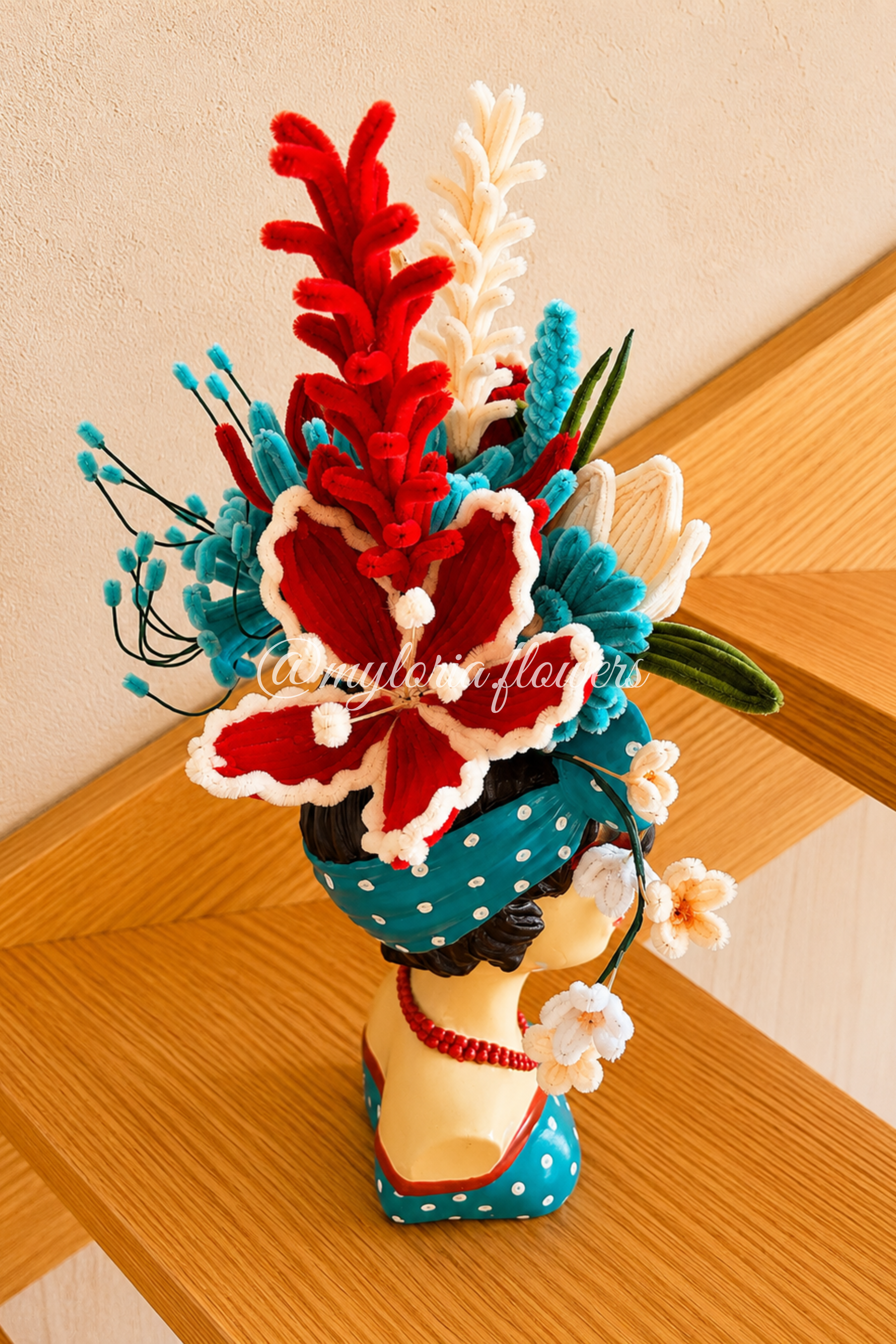 Pot de plusieurs fleurs éternelles rouge et bleu turquoise