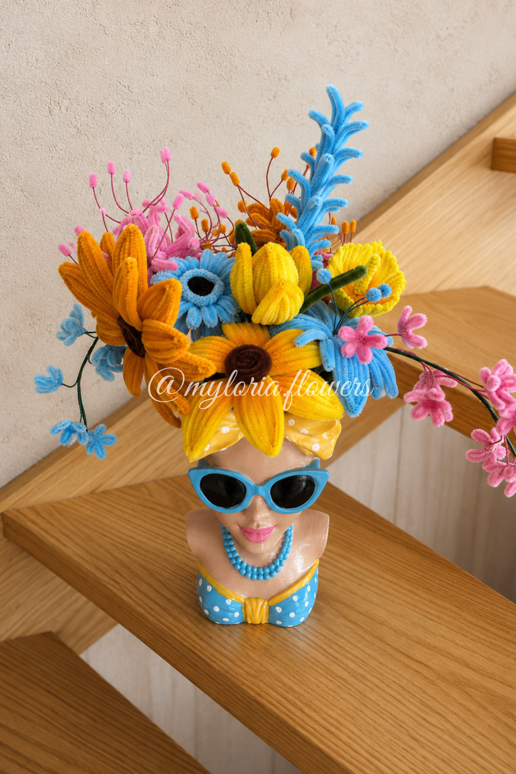 Pot de plusieurs fleurs éternelles bleu, jaune et rose