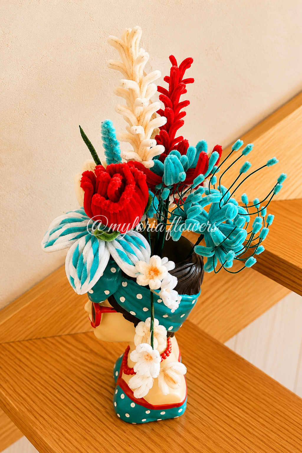 Pot de plusieurs fleurs éternelles rouge et bleu turquoise