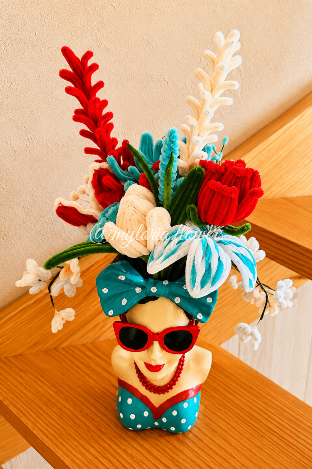 Pot de plusieurs fleurs éternelles rouge et bleu turquoise