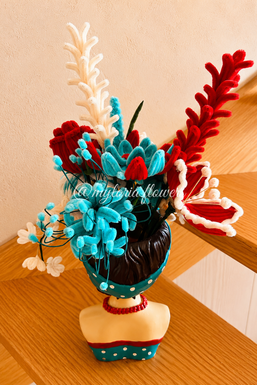 Pot de plusieurs fleurs éternelles rouge et bleu turquoise