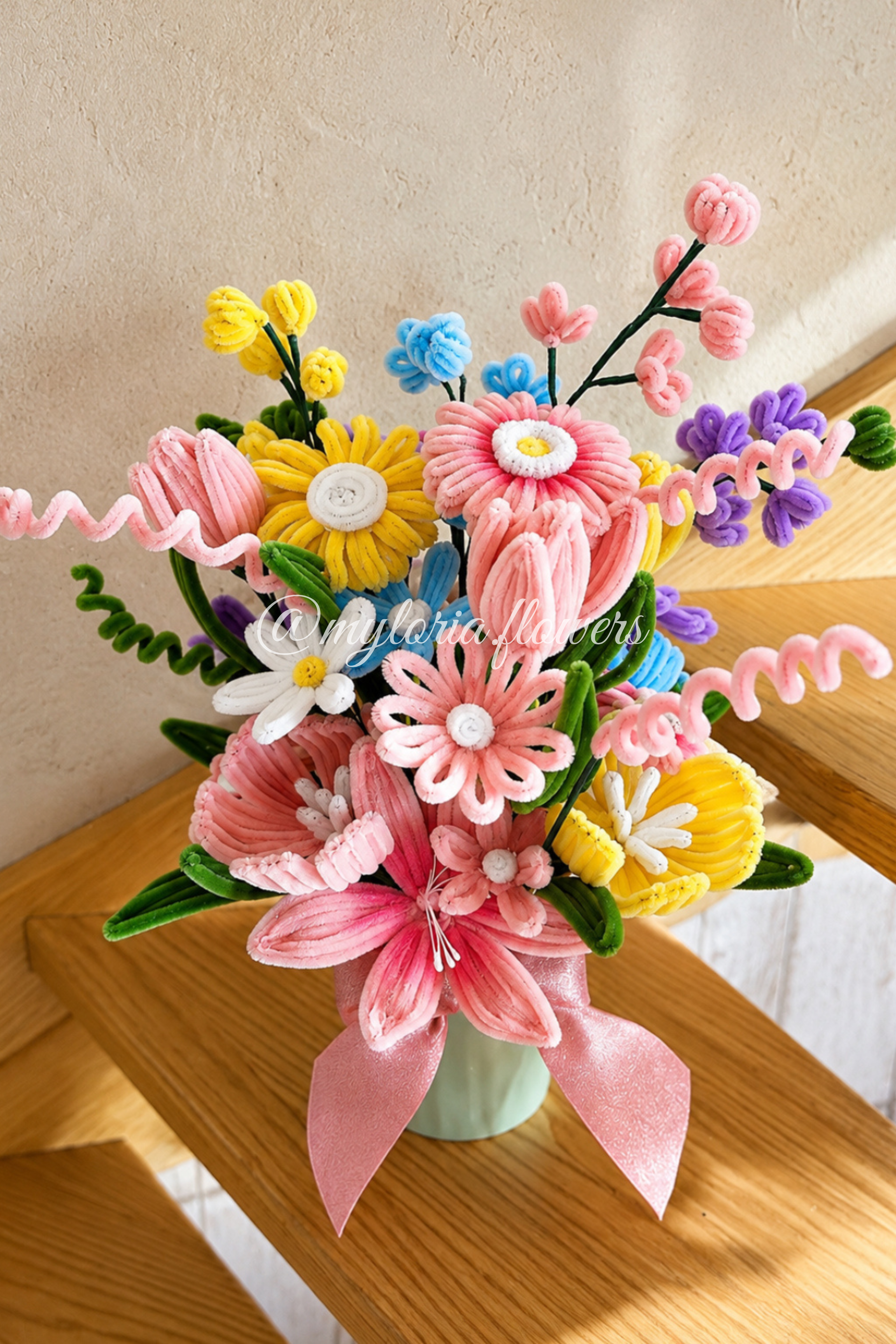 Bouquet de fleurs en chenille fait main avec vase vert