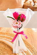 Bouquet de trois fleurs éternelles roses