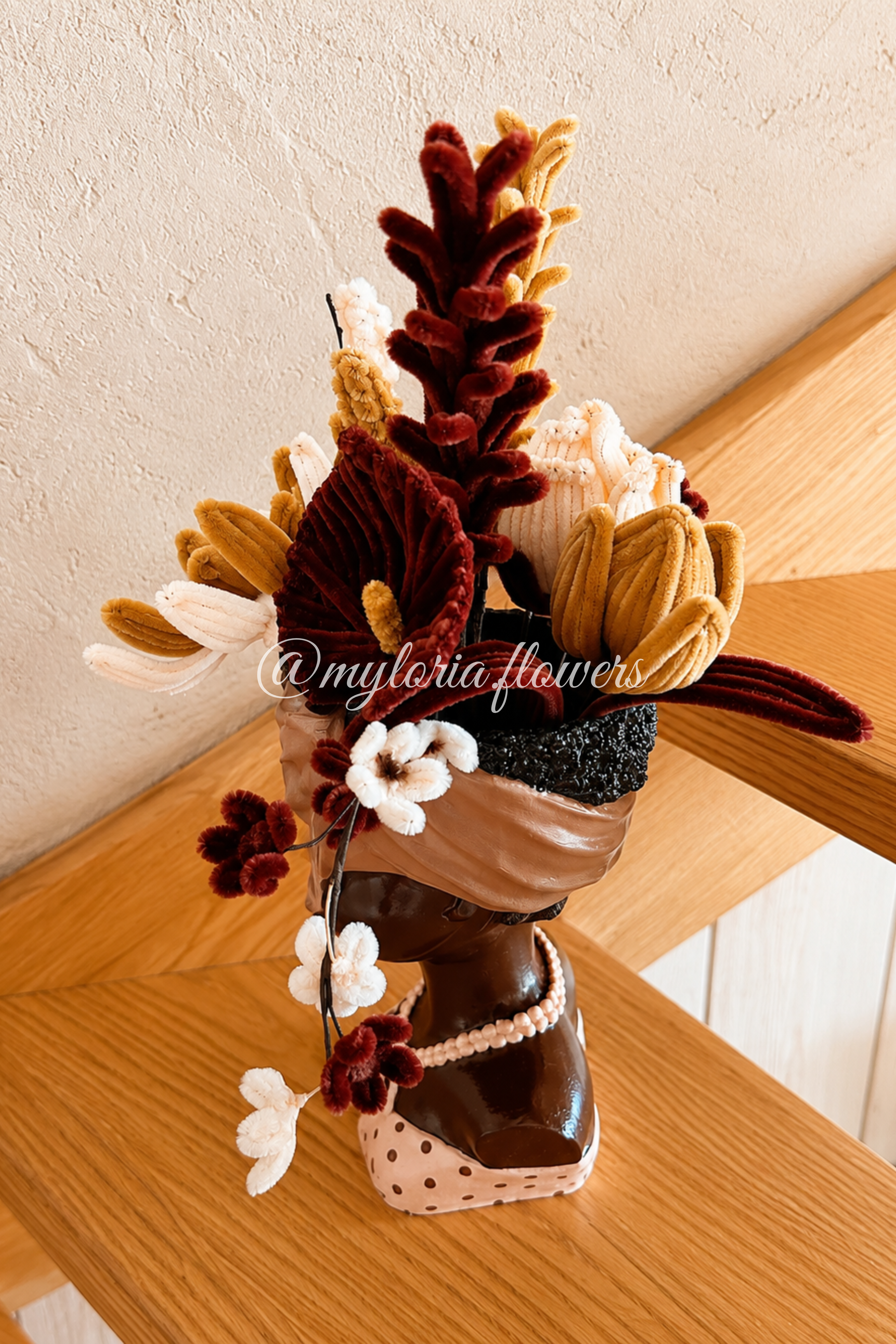 Pot de plusieurs fleurs éternelles beige et marron