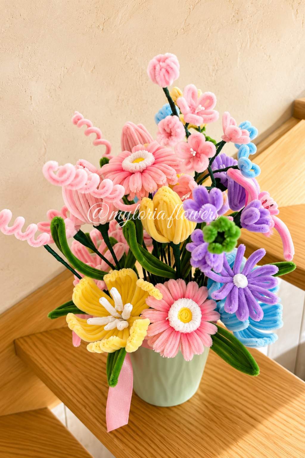 Bouquet de fleurs en chenille fait main avec vase vert