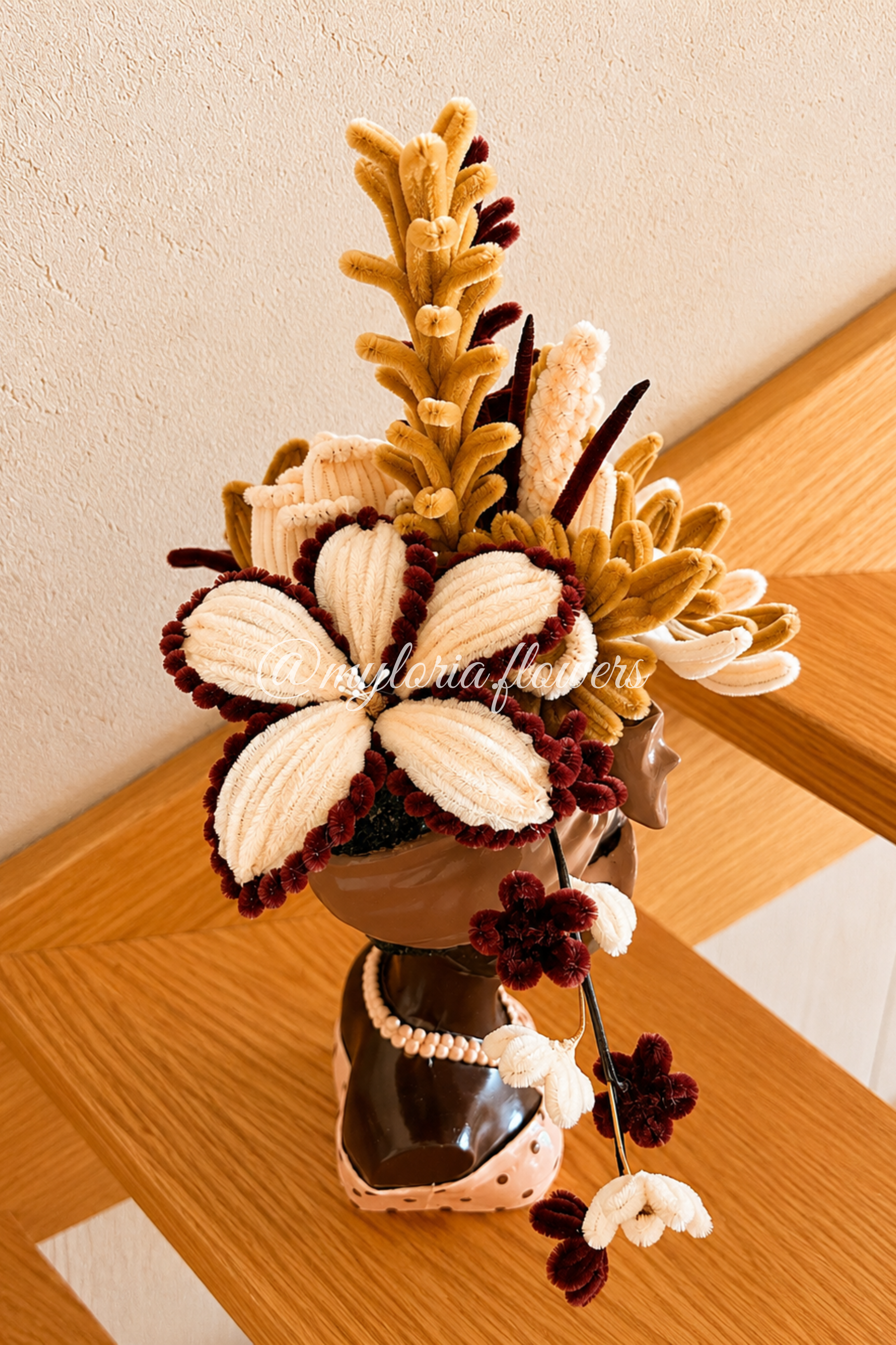 Pot de plusieurs fleurs éternelles beige et marron