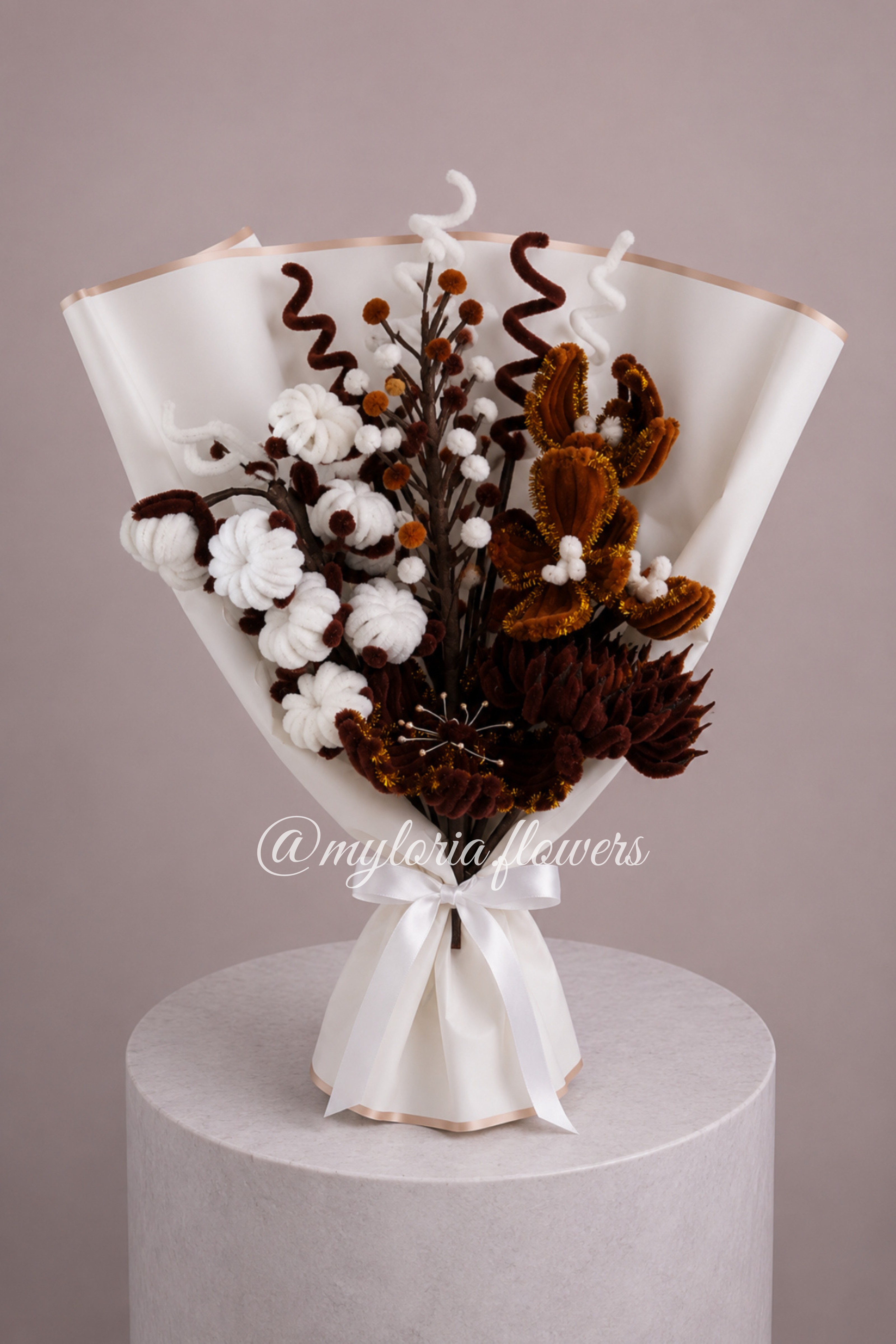 Bouquet de fleurs éternelles marron et blanc