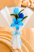 Bouquet de fleurs éternelles bleues claire