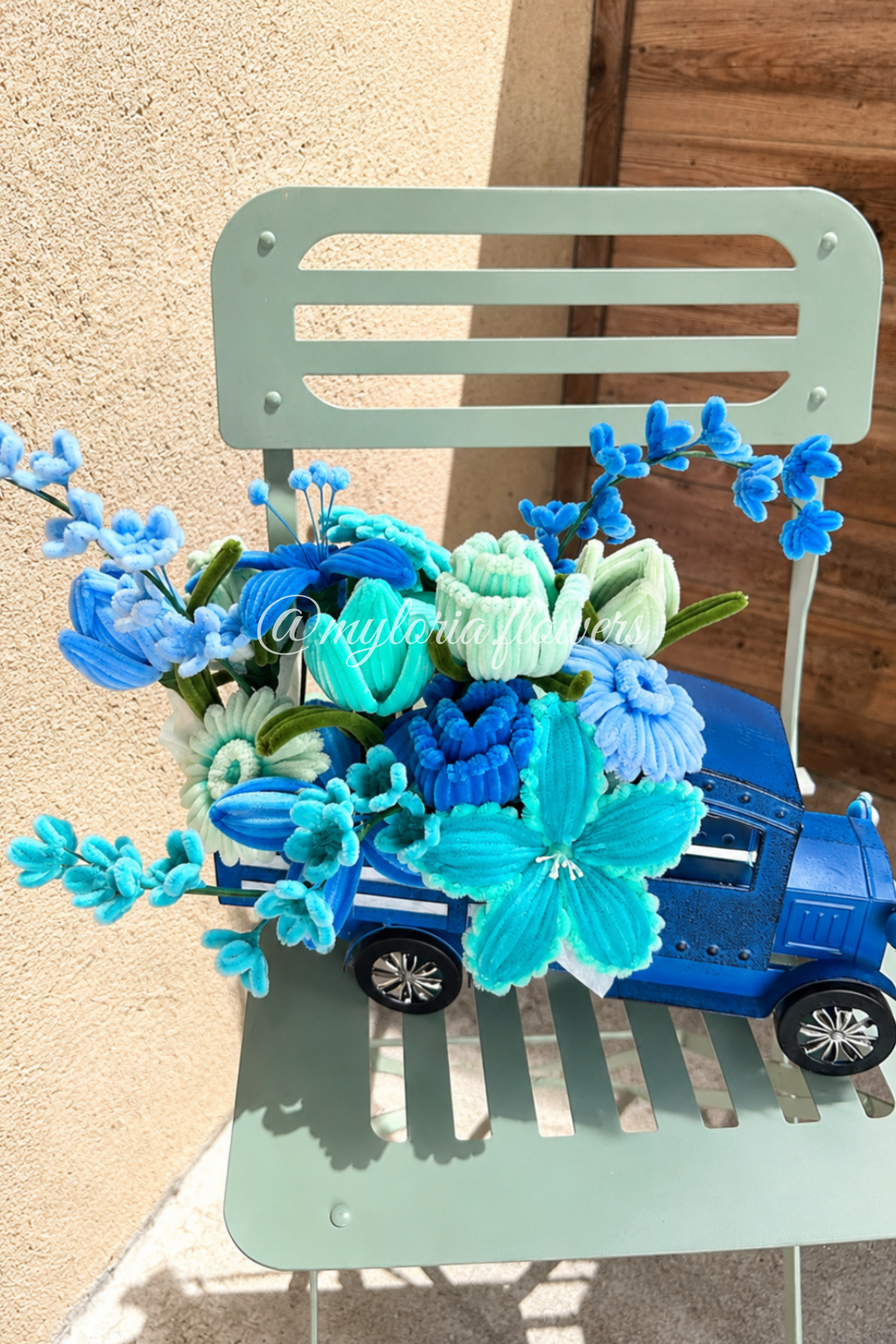 Camion vintage bleu - Composition florale en fleurs éternelles
