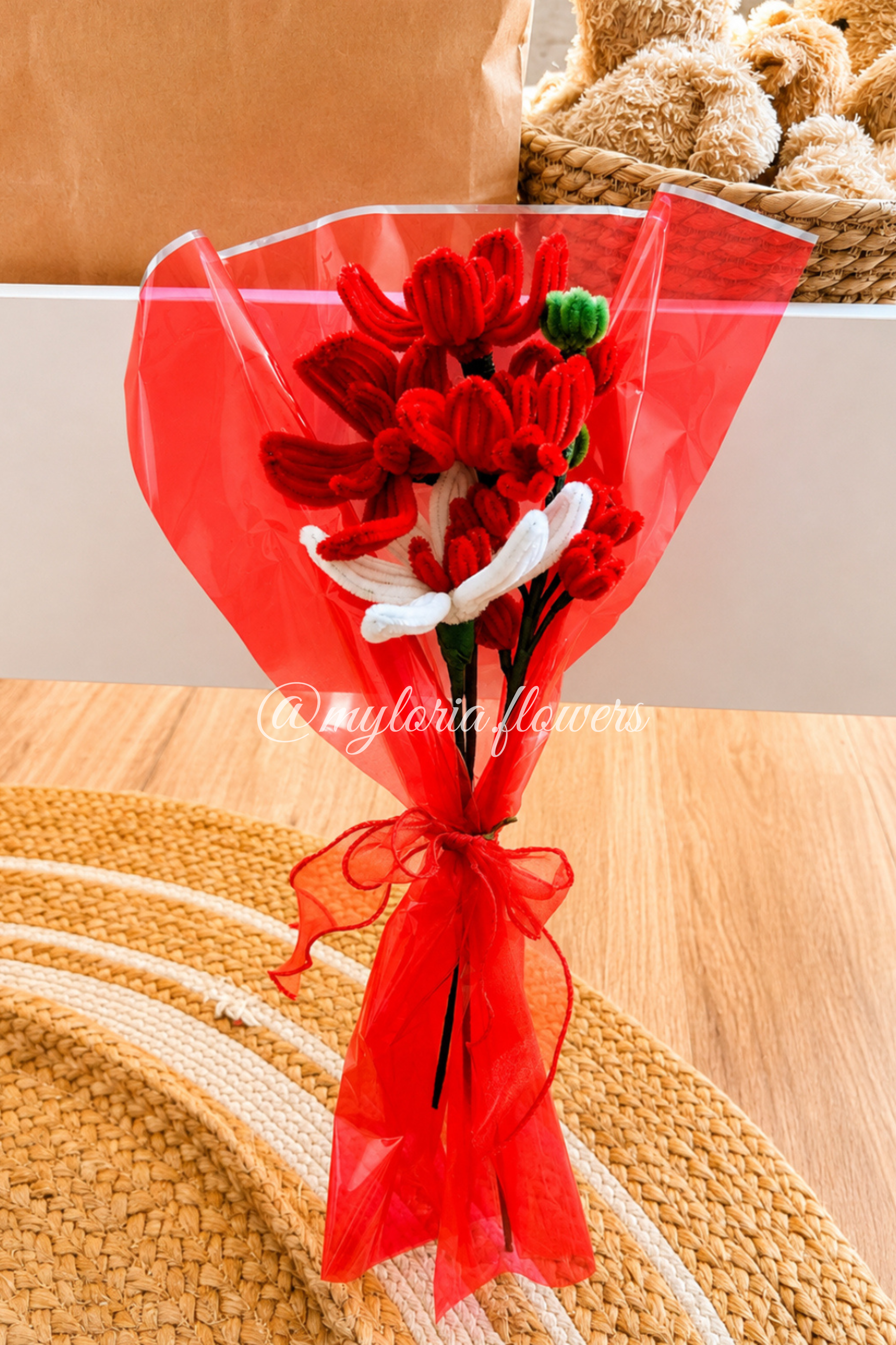 Bouquet de petites fleurs éternelles rouges et blanches