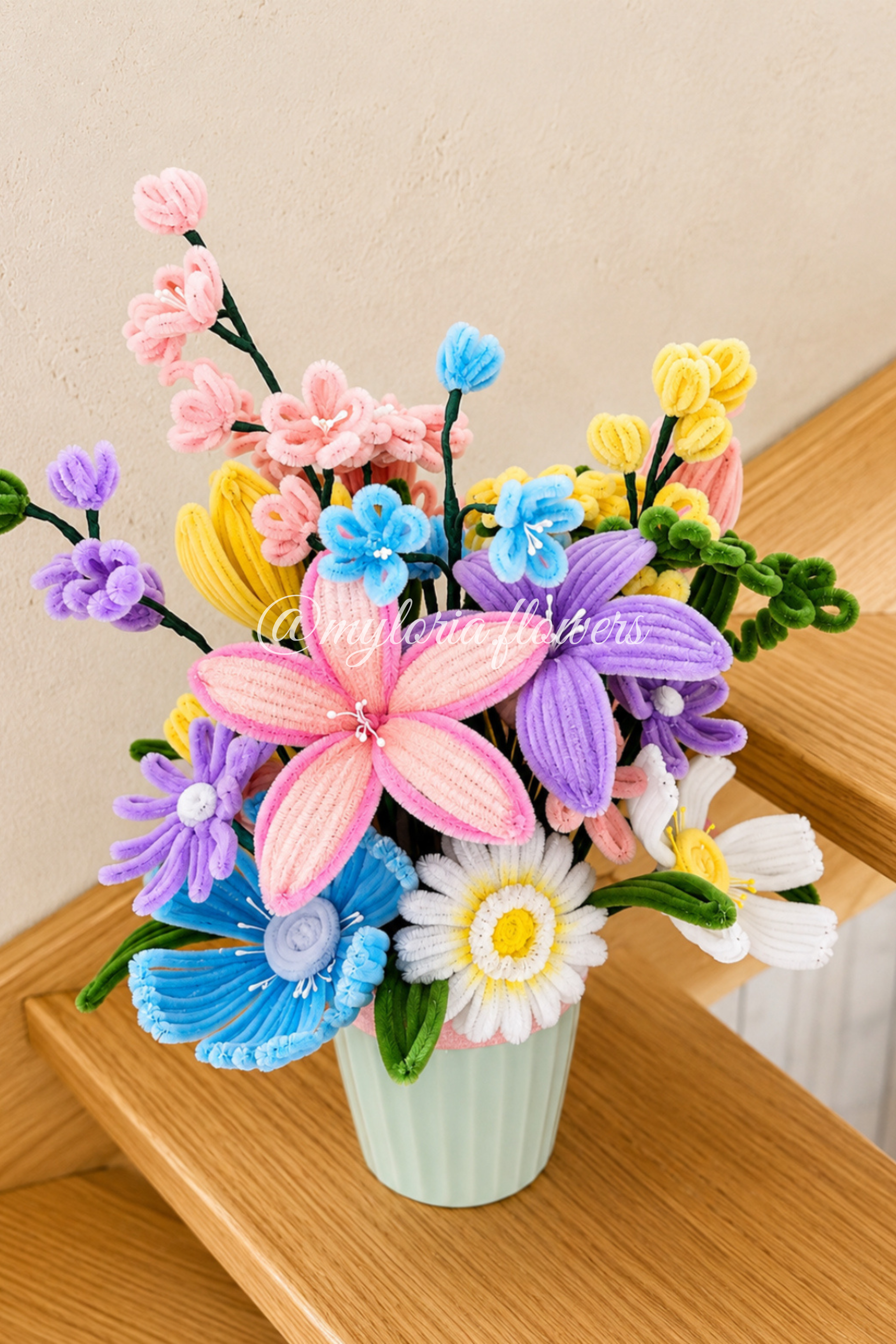 Bouquet de fleurs en chenille fait main avec vase vert