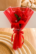Bouquet de trois fleurs éternelles rouges