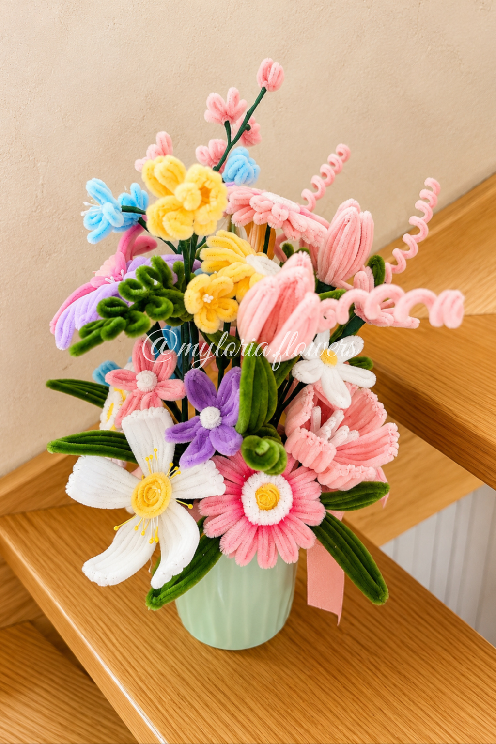 Bouquet de fleurs en chenille fait main avec vase vert