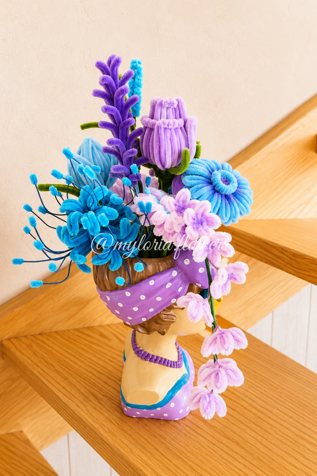 Pot de plusieurs fleurs éternelles violet et bleu