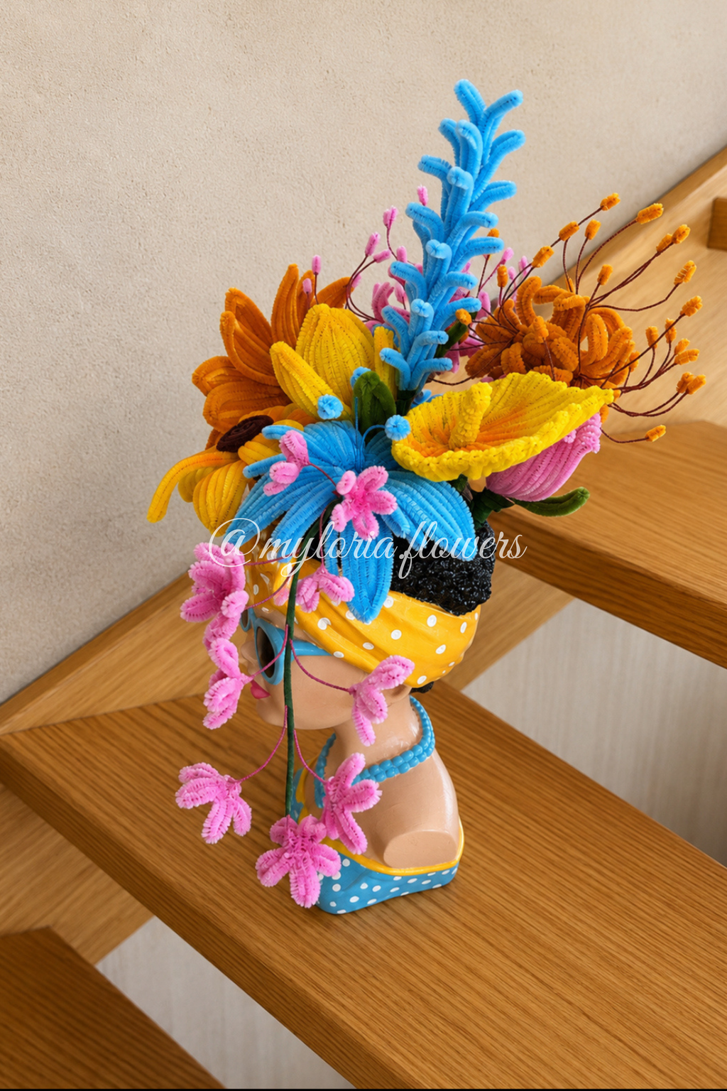 Pot de plusieurs fleurs éternelles bleu, jaune et rose