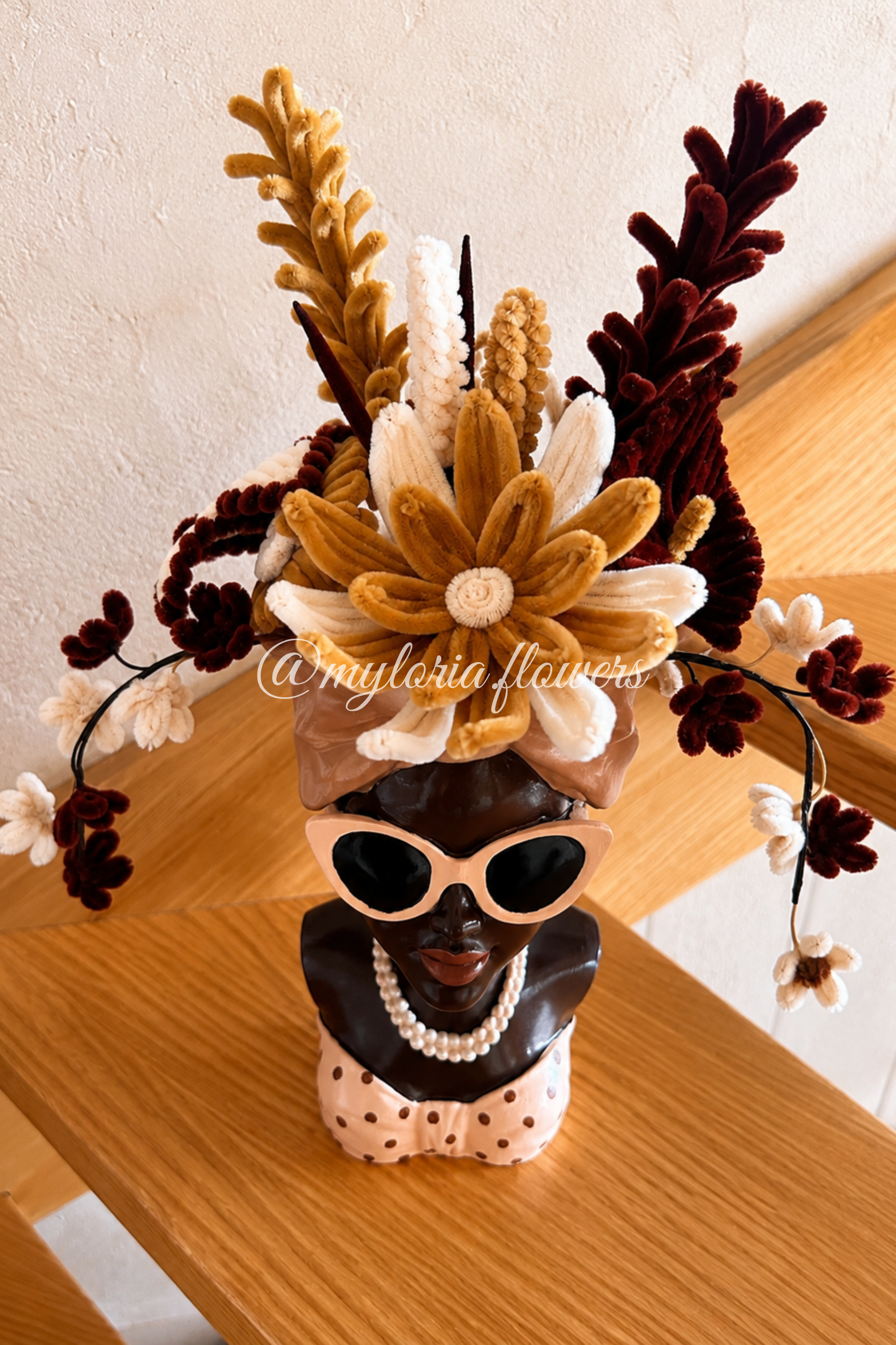 Pot de plusieurs fleurs éternelles beige et marron