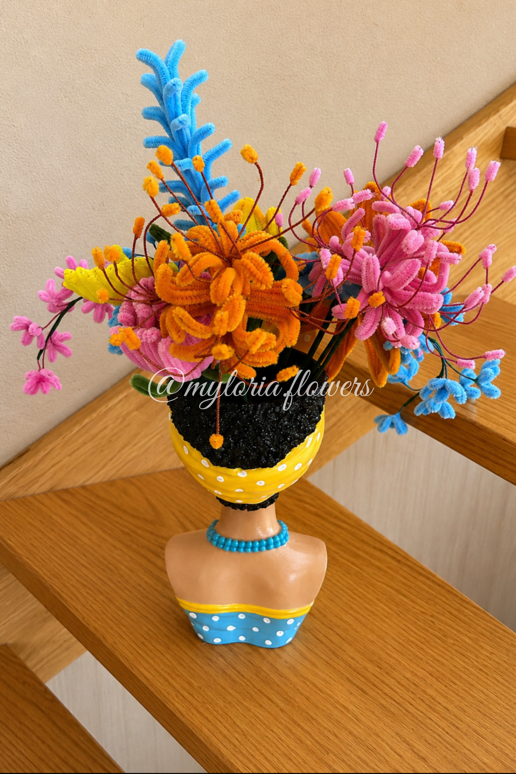 Pot de plusieurs fleurs éternelles bleu, jaune et rose