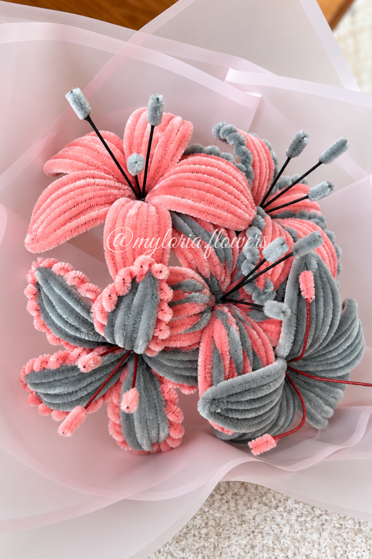 Bouquet de fleurs éternelles rose corail et gris