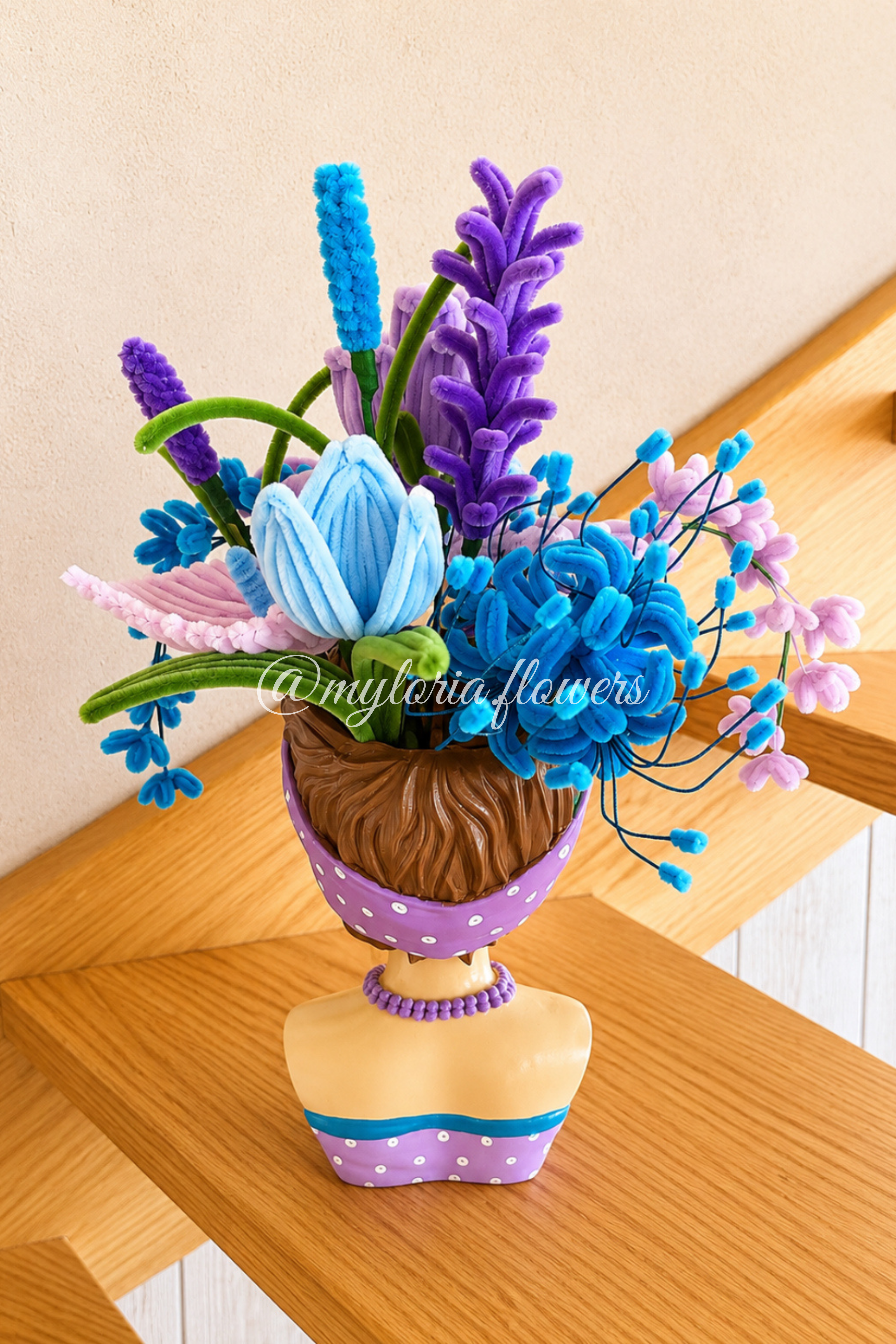 Pot de plusieurs fleurs éternelles violet et bleu