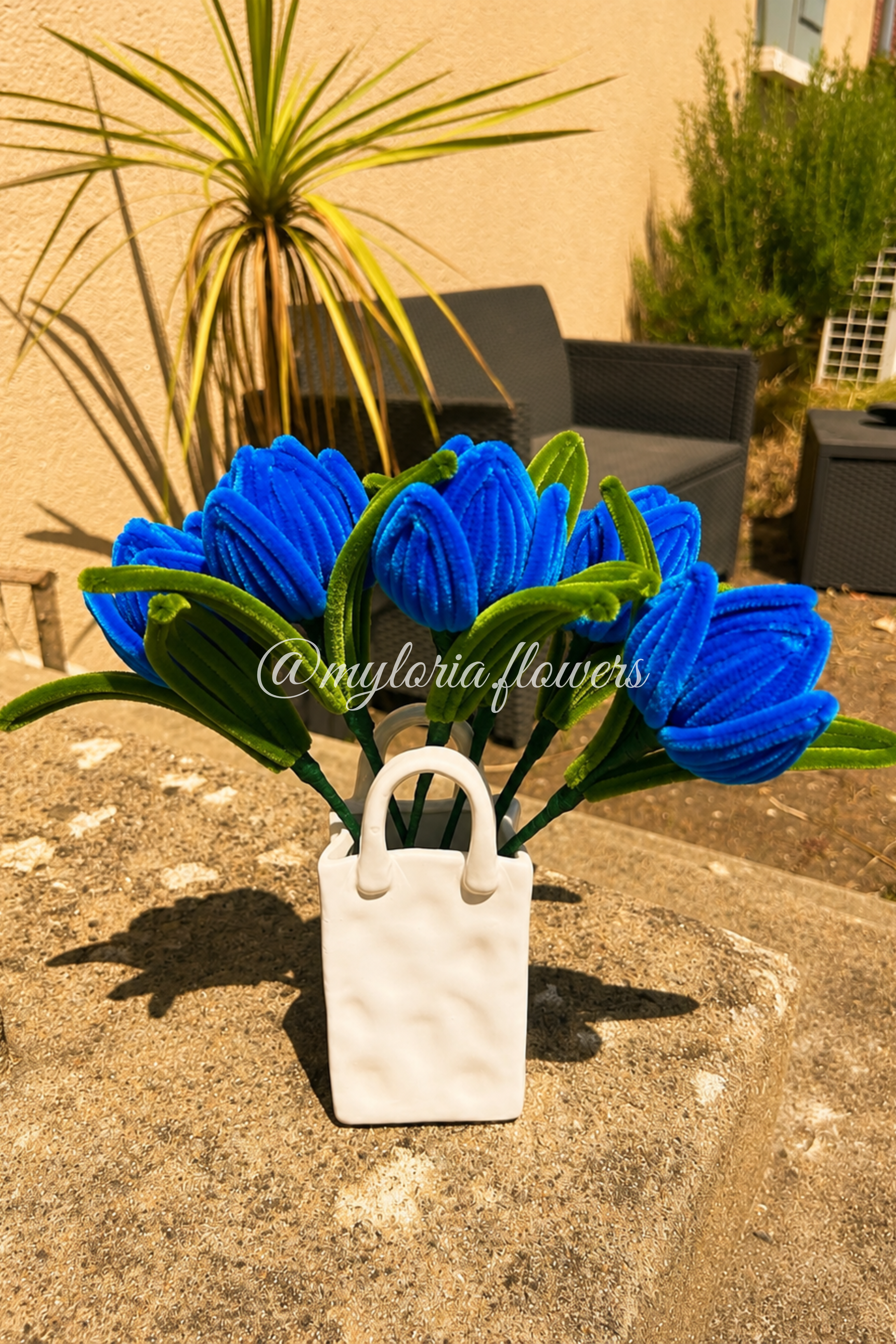 6 tulipes bleues avec vase sac blanc
