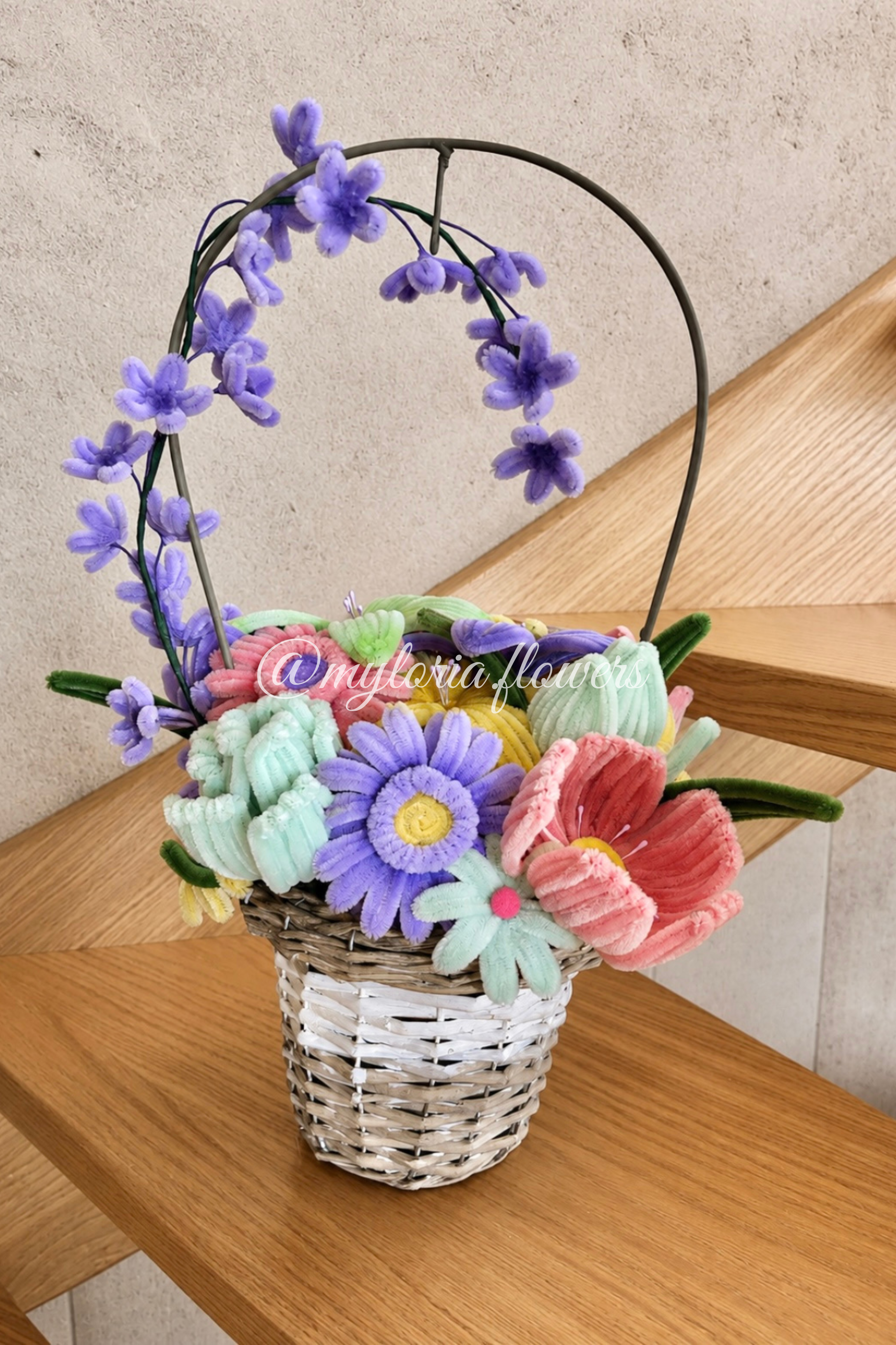 Composition florale en fil chenille - Panier Printanier