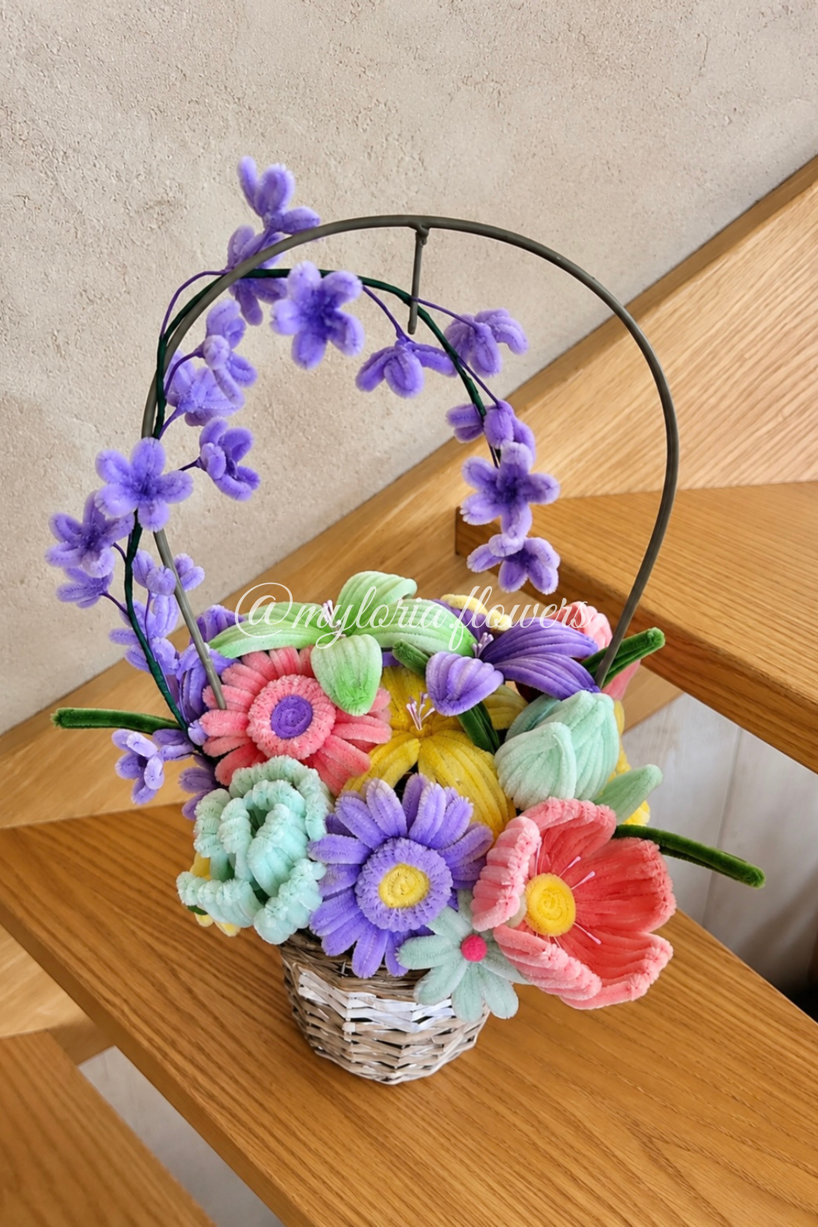 Composition florale en fil chenille - Panier Printanier