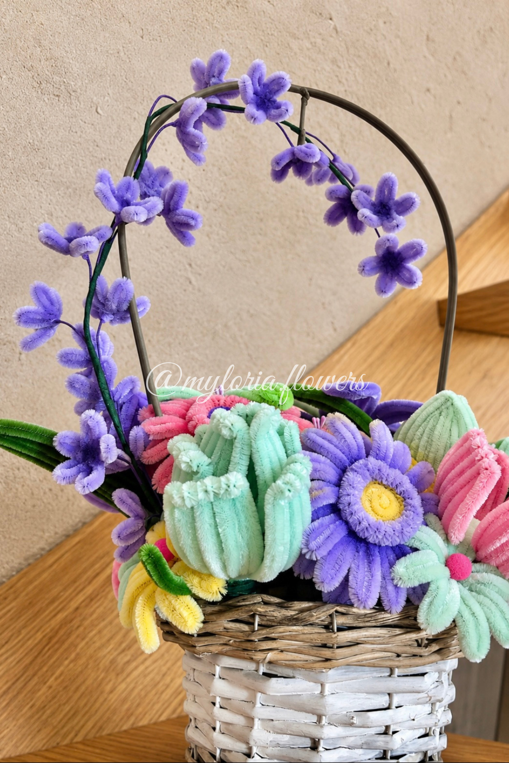 Composition florale en fil chenille - Panier Printanier
