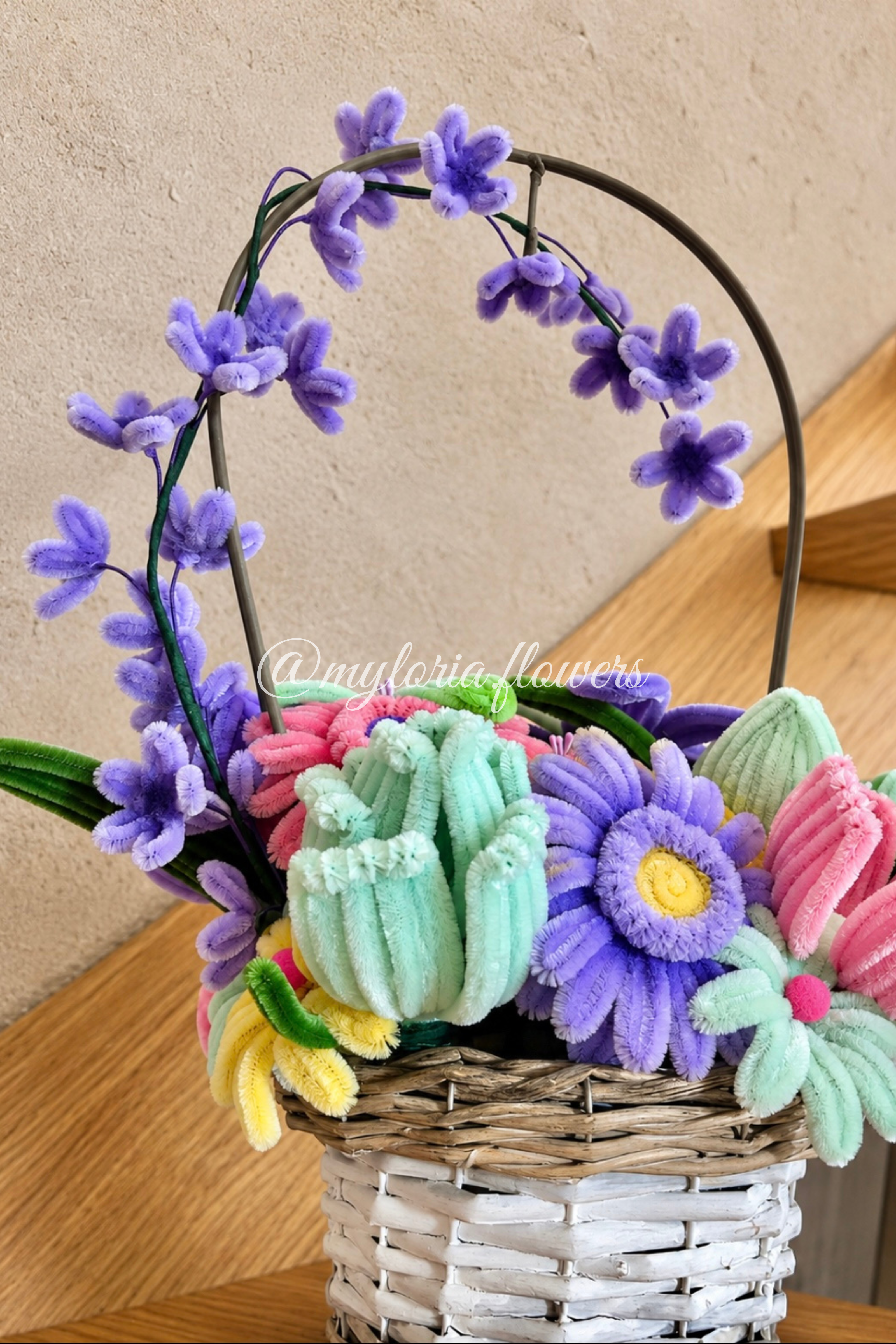 Composition florale en fil chenille - Panier Printanier