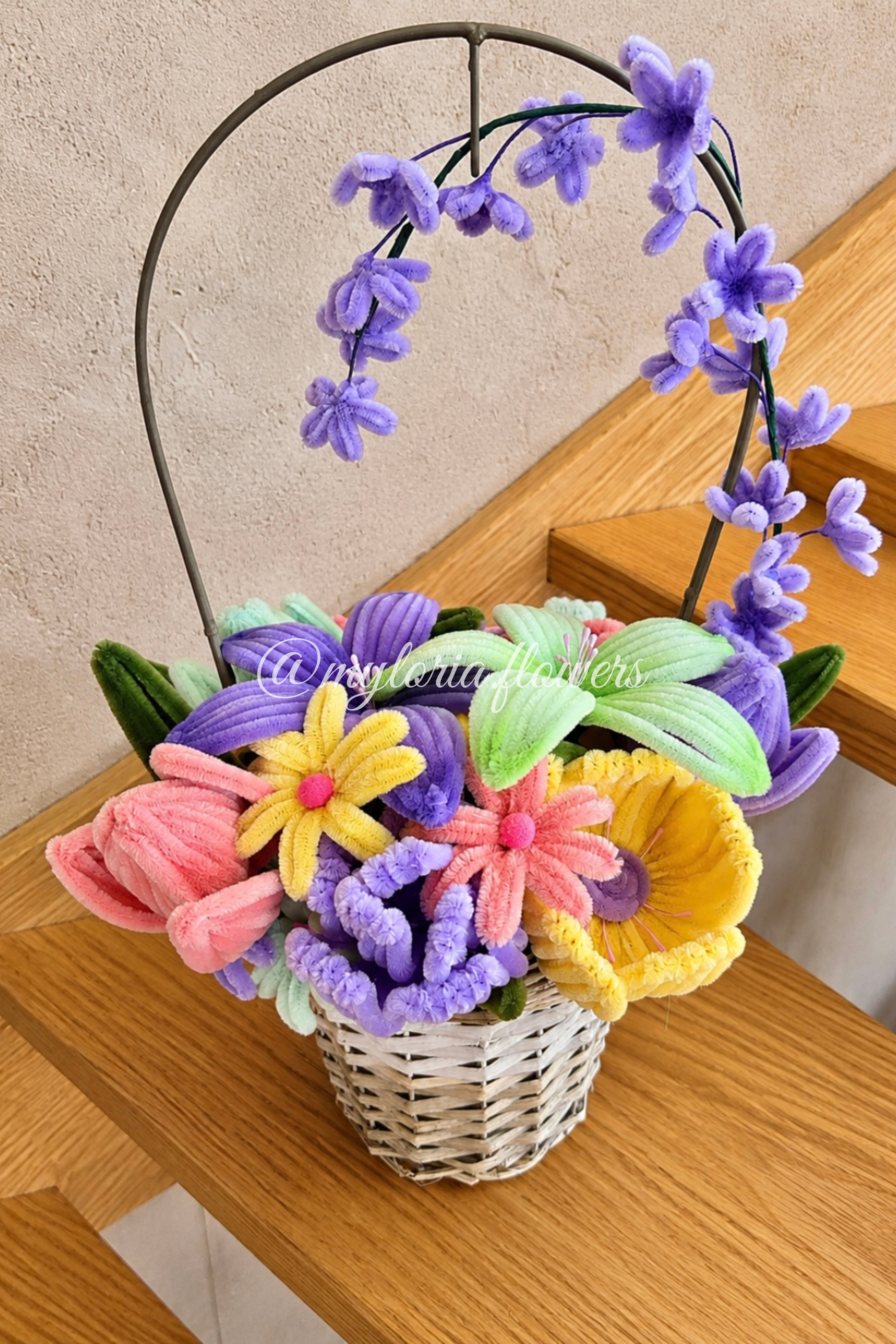 Composition florale en fil chenille - Panier Printanier